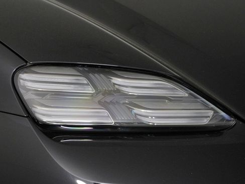 Certified 2025 Porsche Macan Electric image 26