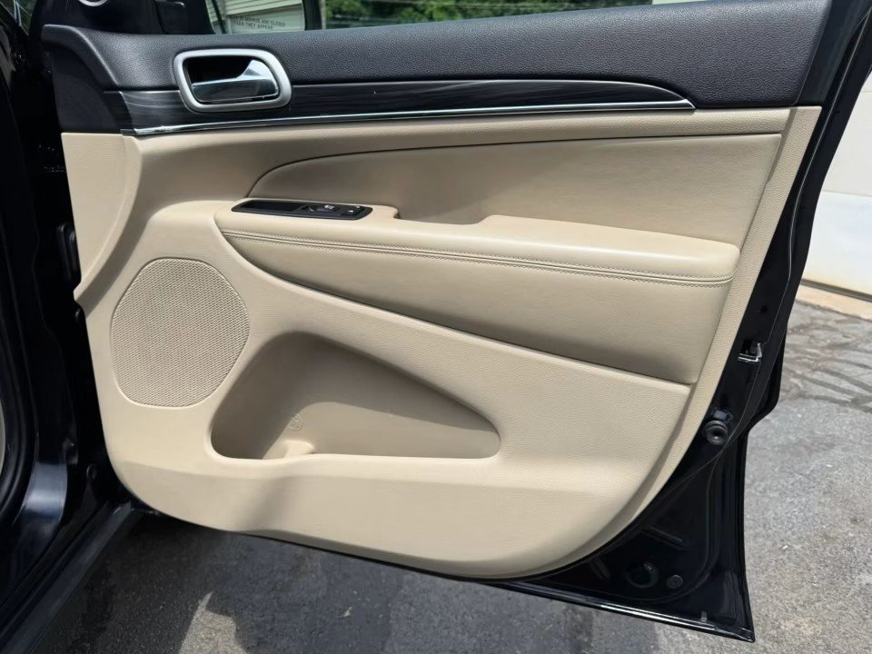 Used 2019 Jeep Grand Cherokee Limited AWD/4WD image 19