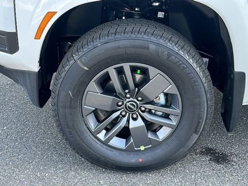 Certified 2025 Nissan Frontier SV image 11