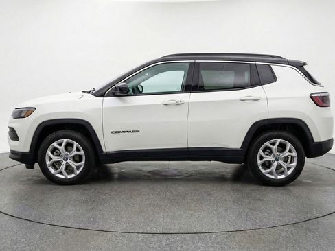 Used 2025 Jeep Compass Latitude AWD/4WD image 5