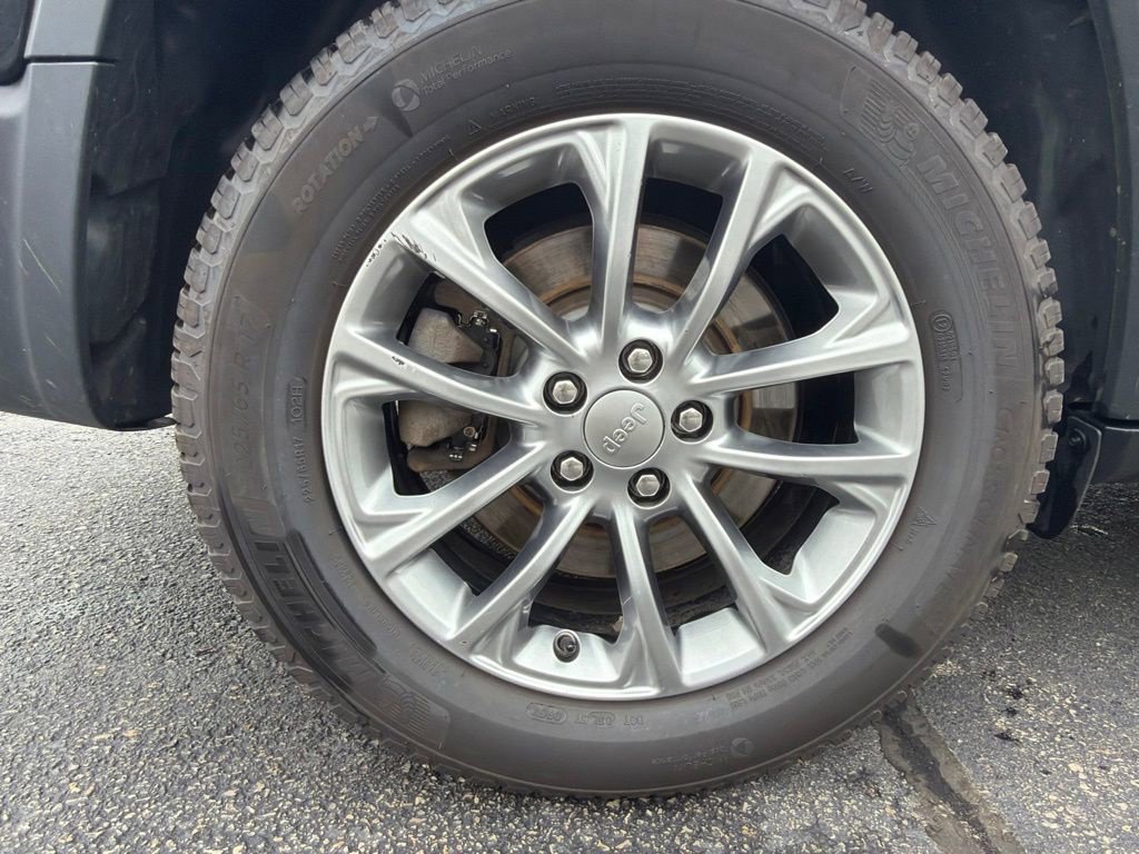 Used 2019 Jeep Cherokee Latitude Plus w/ Comfort/Convenience Group AWD/4WD image 23
