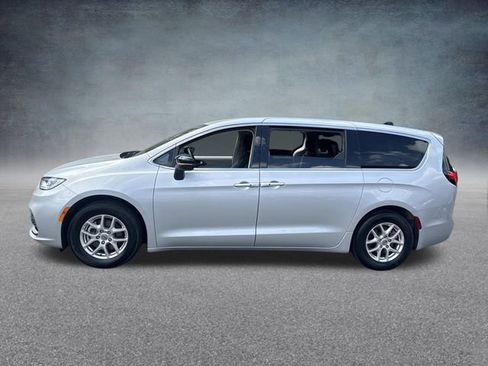 Used 2024 Chrysler Pacifica Touring-L FWD image 12