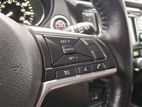 Used 2020 Nissan Rogue SV image 18