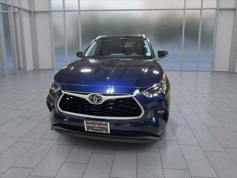 Used 2022 Toyota Highlander XLE image 3