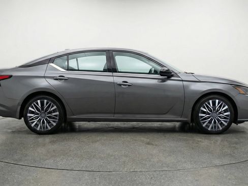 Used 2025 Nissan Altima 2.5 SV FWD image 11