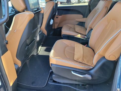 Used 2023 Chrysler Pacifica Pinnacle image 14