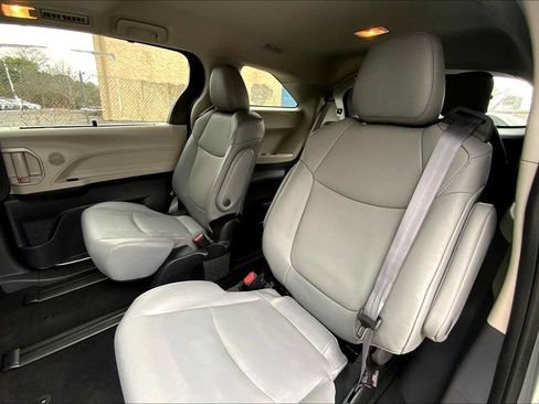 Used 2023 Toyota Sienna XLE FWD image 20