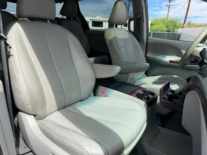 Used 2014 Toyota Sienna XLE w/ XLE Premium Package FWD image 34