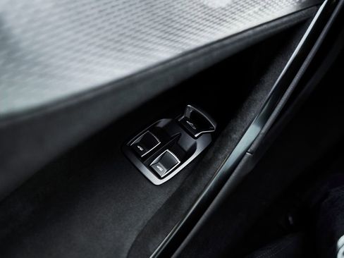 Used 2024 McLaren Artura RWD image 32