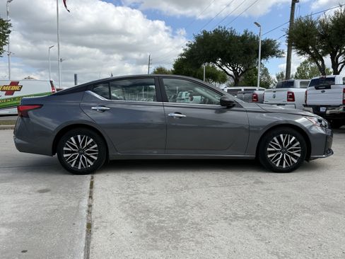 Used 2025 Nissan Altima 2.5 SV image 3