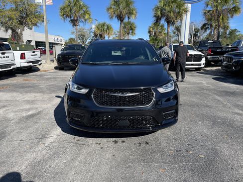 New 2026 Chrysler Pacifica Select image 2