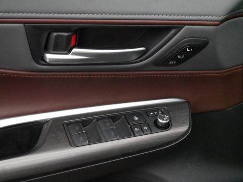 New 2024 Toyota Venza Limited image 19