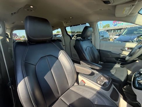 Used 2023 Chrysler Pacifica Touring-L FWD image 23