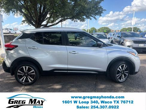 Used 2018 Nissan Kicks SR FWD image 2