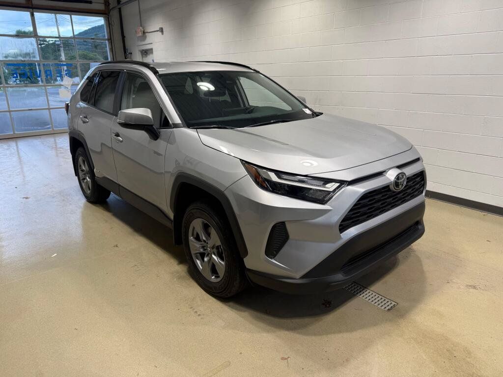 Used 2025 Toyota RAV4 XLE AWD/4WD image 7