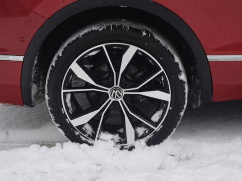 Used 2024 Volkswagen Tiguan SEL R-Line image 31