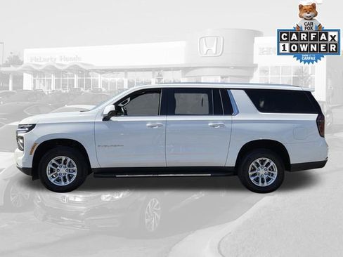 Used 2025 Chevrolet Suburban LT RWD image 2