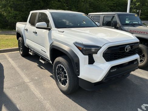 Used 2024 Toyota Tacoma TRD Off-Road AWD/4WD image 36