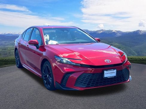 Used 2025 Toyota Camry SE FWD image 8