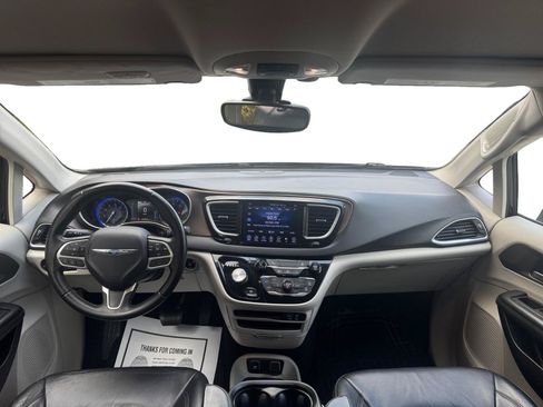 Used 2017 Chrysler Pacifica Touring-L FWD image 7
