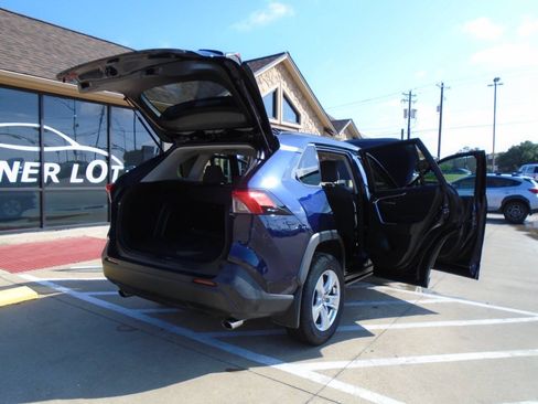 Used 2021 Toyota RAV4 XLE FWD image 22