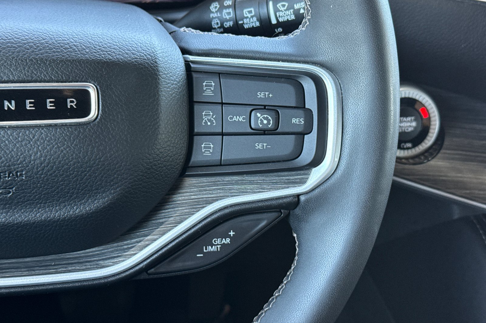 Used 2023 Jeep Wagoneer L Series II RWD image 38