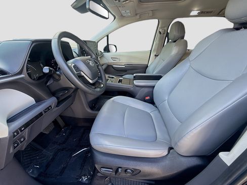 Used 2024 Toyota Sienna XLE FWD image 18