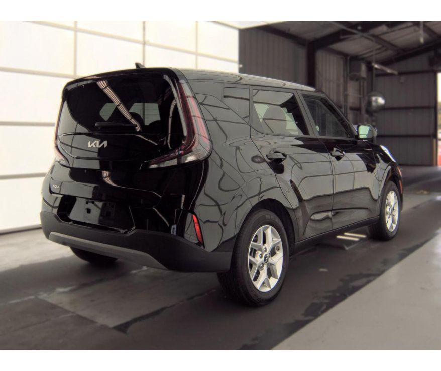 Used 2025 Kia Soul LX w/ LX Technology Package FWD image 5
