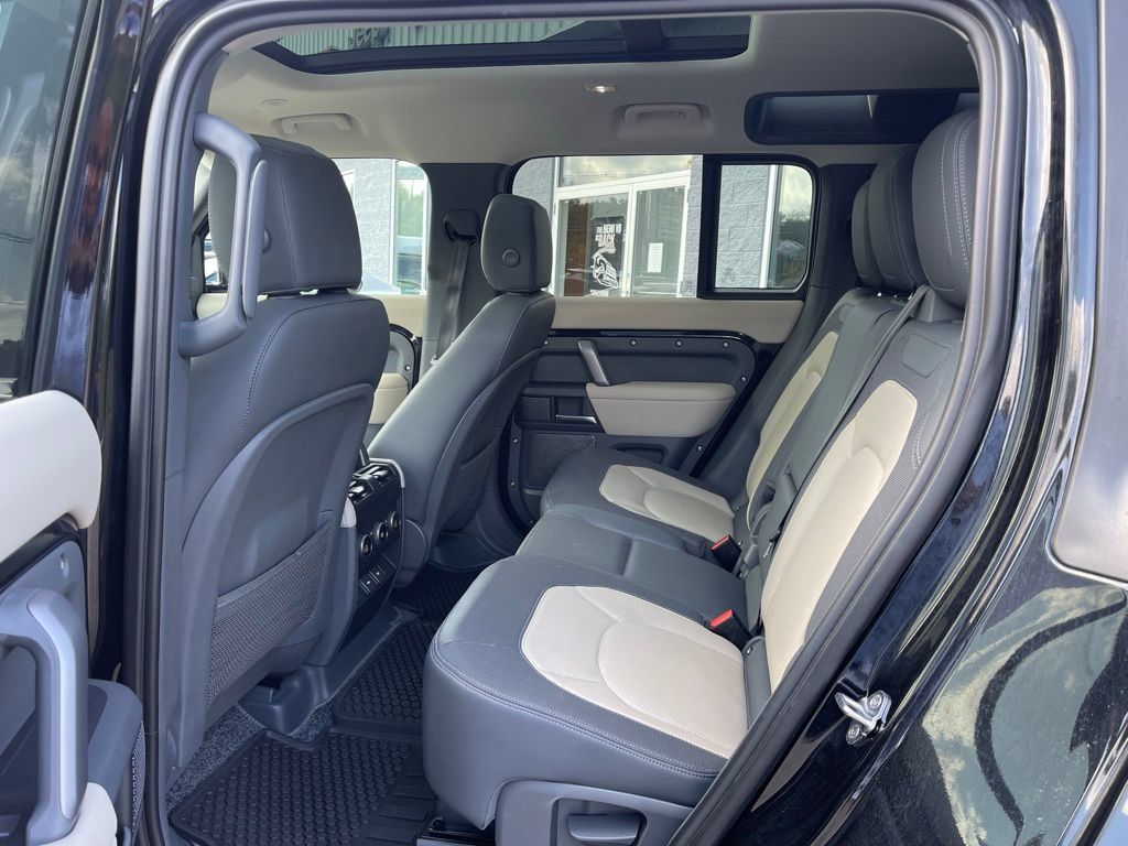 Used 2024 Land Rover Defender 110 X-Dynamic SE AWD/4WD image 13