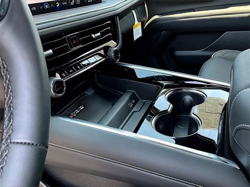 New 2025 Chevrolet Suburban Premier image 12