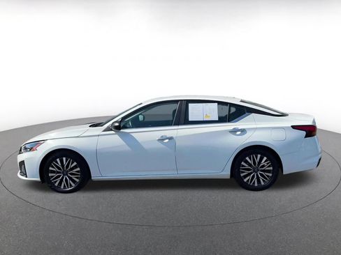 Used 2025 Nissan Altima 2.5 SV FWD image 9