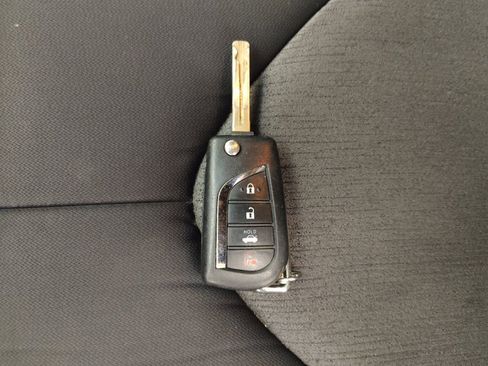 Used 2018 Toyota Camry LE FWD image 32