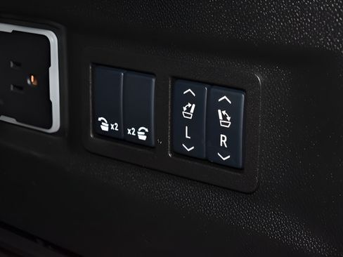 Used 2025 Chevrolet Tahoe High Country AWD/4WD image 34
