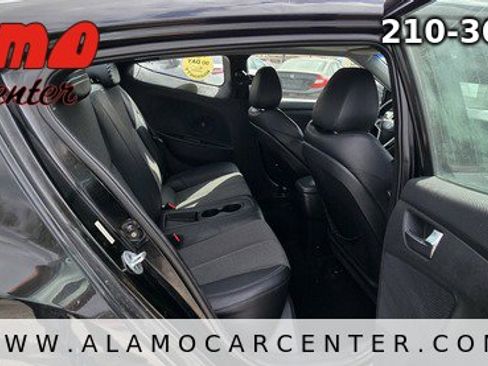 Used 2012 Hyundai Veloster w/ Style Pkg image 17