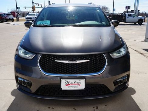 Used 2022 Chrysler Pacifica Touring-L image 32