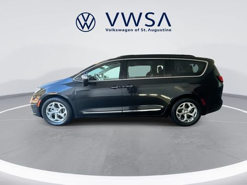 Used 2023 Chrysler Pacifica Limited FWD image 5