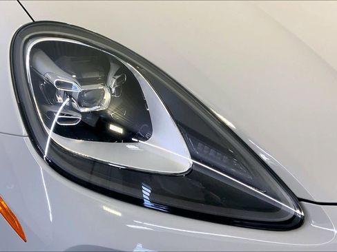 Used 2022 Porsche Cayenne Platinum Edition image 12