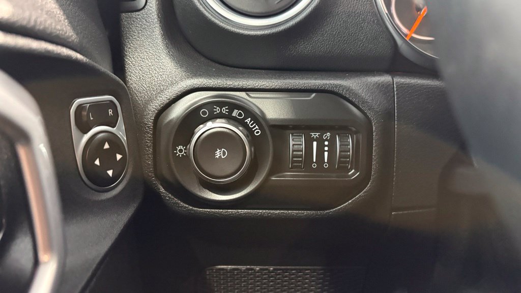 Used 2021 Jeep Wrangler Unlimited Sahara w/ Uconnect 4C Nav & Sound Group AWD/4WD image 32