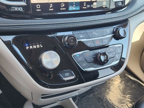 Used 2024 Chrysler Pacifica Select image 10