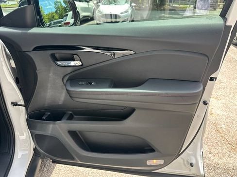 Used 2025 Honda Ridgeline Black Edition image 16