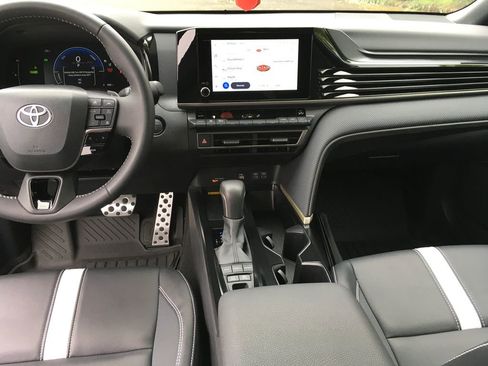 Used 2025 Toyota Camry SE AWD/4WD image 24