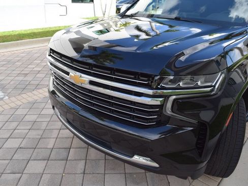 Used 2022 Chevrolet Suburban LT RWD image 9
