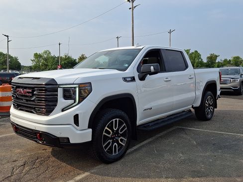 Used 2025 GMC Sierra 1500 AT4 w/ Technology Package AWD/4WD image 3