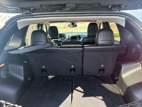 Used 2021 Jeep Cherokee Altitude image 4