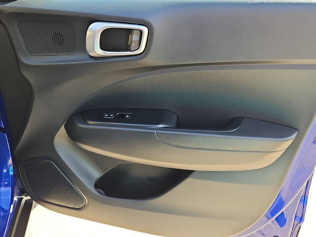 Used 2025 Hyundai Venue SEL FWD image 33