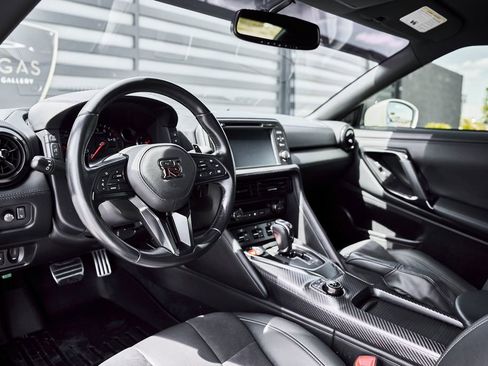 Used 2021 Nissan GT-R Premium image 2