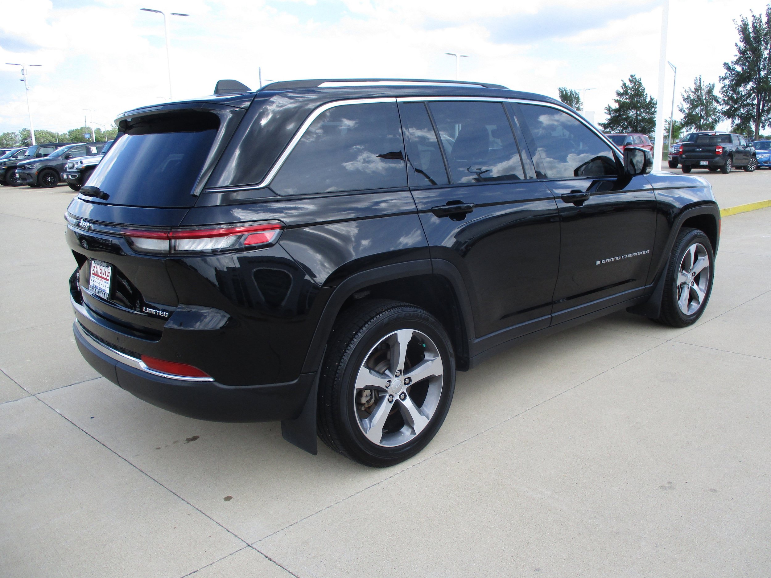 Used 2023 Jeep Grand Cherokee Limited AWD/4WD image 7
