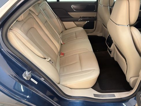 Used 2019 Lincoln Continental Select w/ Continental Climate Package FWD image 25