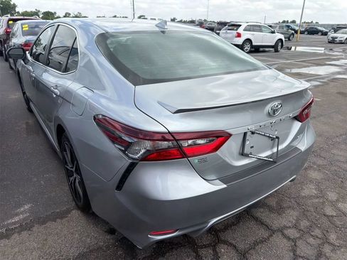 Used 2021 Toyota Camry SE FWD image 3