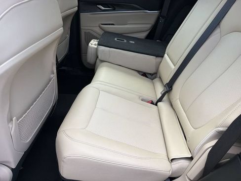 Used 2023 Jeep Grand Cherokee Limited w/ Luxury Tech Group II AWD/4WD image 9